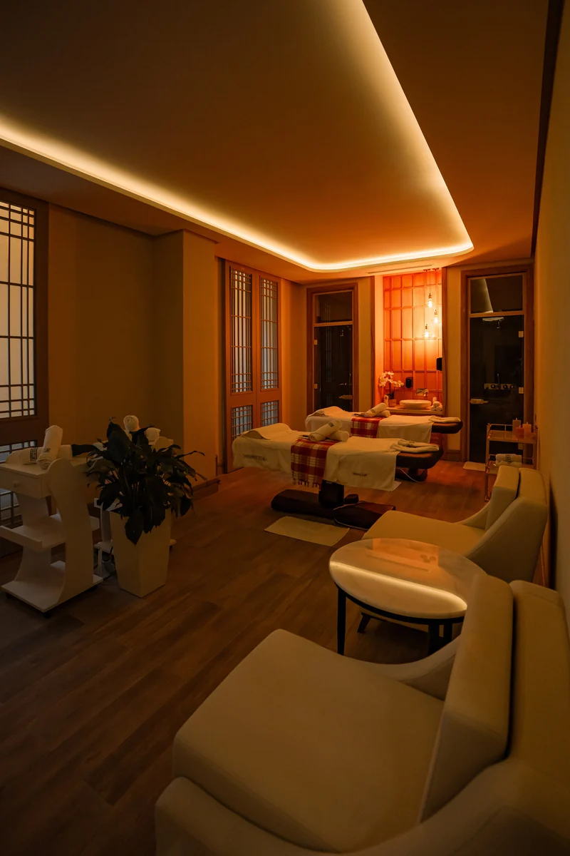 The oriental lounge area: armchairs and small tables, and couches in the depth