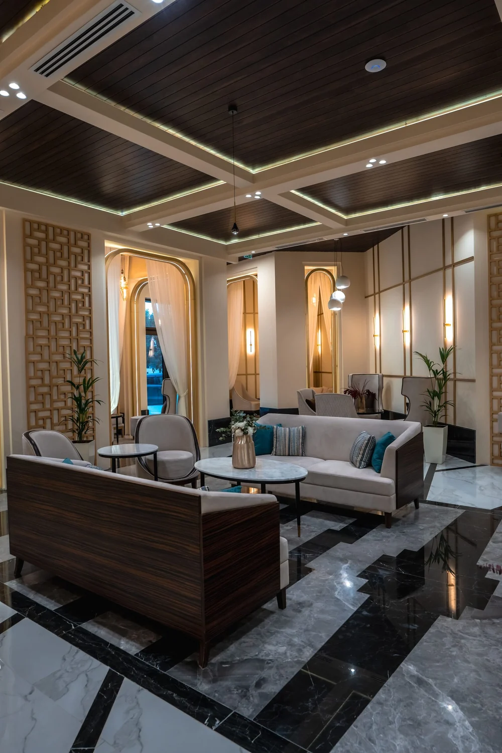 Mərmər döşəmədə lounge zonasının divanları və kreslolar