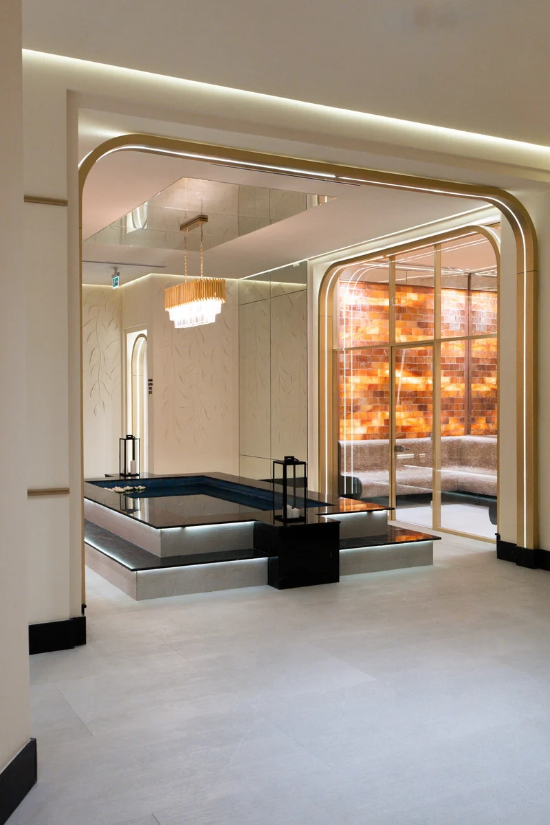 Hamam kompleksinin yanında duz divar və çən